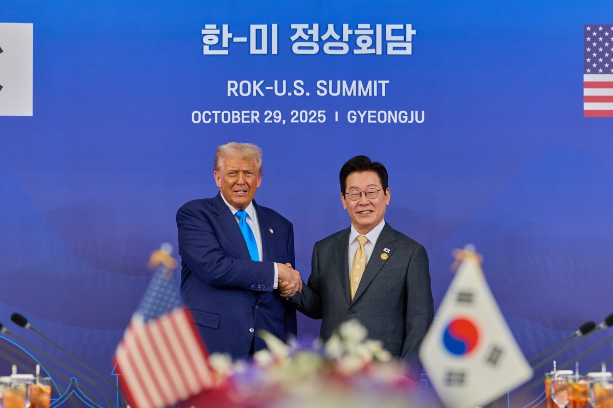 Tổng thống Donald Trump và người đồng cấp Hàn Quốc Lee Jae Myung tại Hàn Quốc ngày 29/10/2025. Ảnh: X/@Jaemyung_Lee