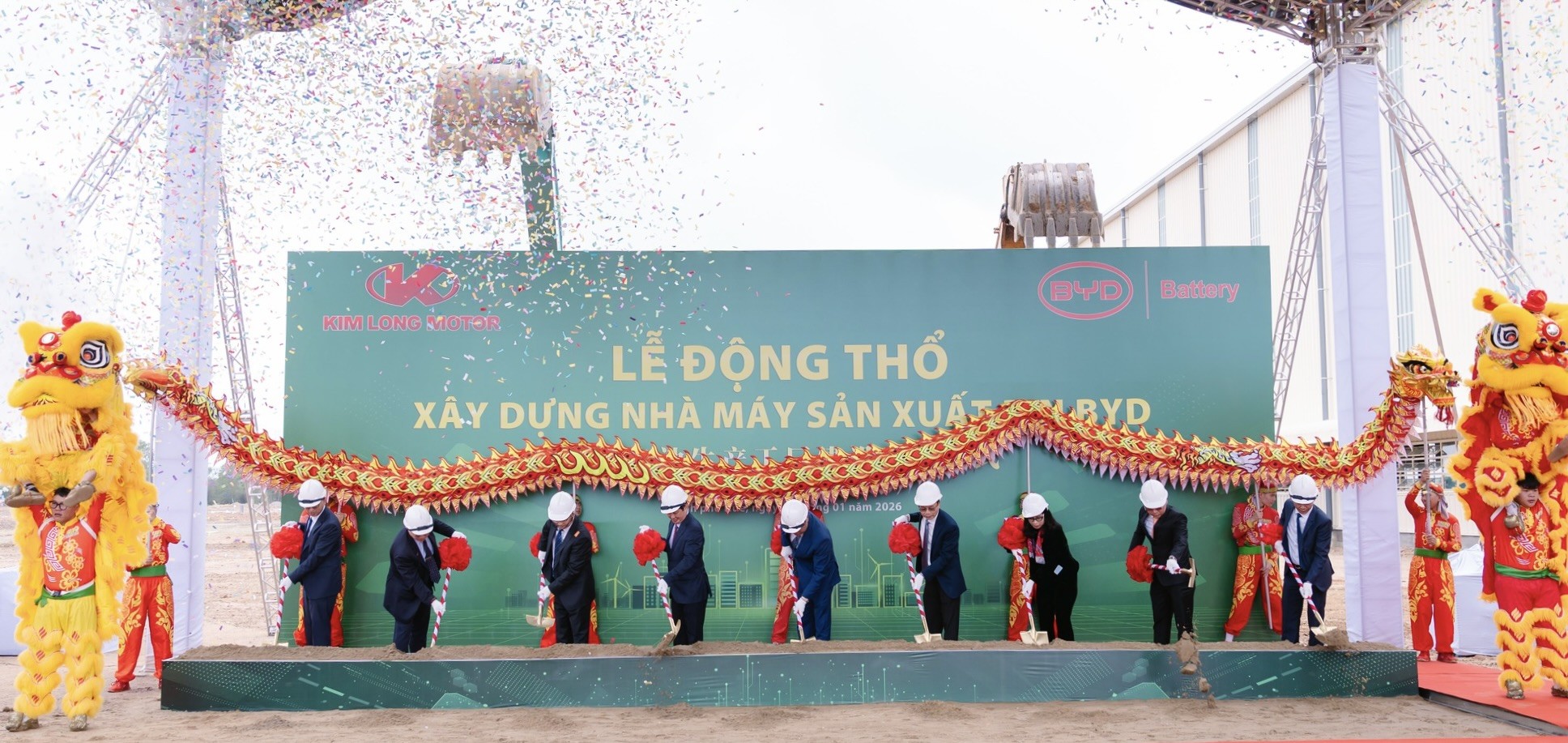 Các đại biểu thực hiện nghi thức động thổ xây dựng nhà máy - Ảnh VGP