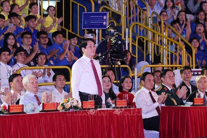 Chủ tịch nước Lương Cường và các đồng chí lãnh đạo, nguyên lãnh đạo Đảng, Nhà nước dự cầu truyền hình “Hai tay xây dựng một sơn hà” tại điểm cầu Bến cảng Nhà Rồng, Thành phố Hồ Chí Minh. Ảnh: TTXVN