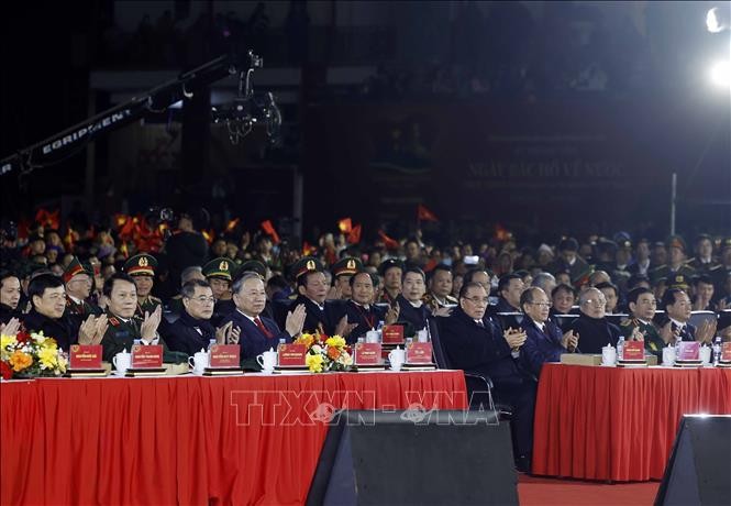 Tổng Bí thư Tô Lâm cùng các đồng chí lãnh đạo, nguyên lãnh đạo Đảng, Nhà nước dự chương trình tại đầu cầu Cao Bằng - Ảnh: TTXVN