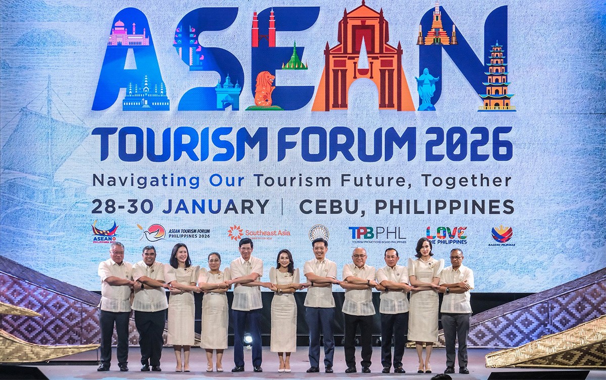 Thứ trưởng Bộ Văn hóa, Thể thao và Du lịch Hồ An Phong cùng các Bộ trưởng, Thứ trưởng Du lịch các nước ASEAN chụp ảnh lưu niệm. Ảnh: SunStar Cebu.