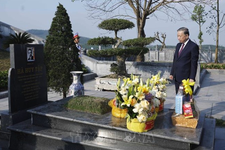 Tổng Bí thư Tô Lâm dâng hương tưởng niệm Chủ tịch Hồ Chí Minh tại Nghệ An