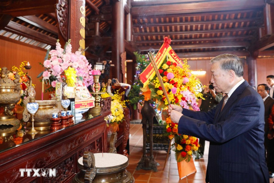 Tổng Bí thư Tô Lâm dâng hương tưởng niệm Chủ tịch Hồ Chí Minh tại Nghệ An