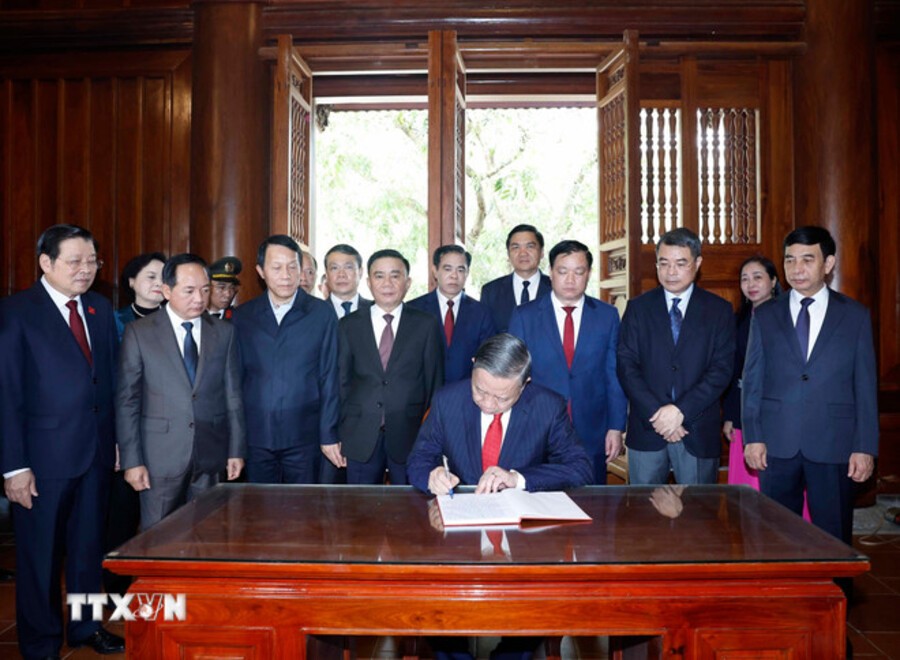 Tổng Bí thư Tô Lâm dâng hương tưởng niệm Chủ tịch Hồ Chí Minh tại Nghệ An