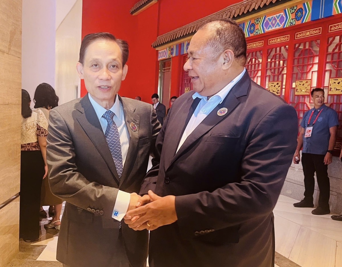 Bộ trưởng Lê Hoài Trung và Bộ trưởng Bendito dos Santos Freitas. Ảnh: BNG