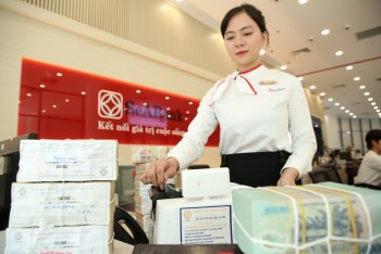 Dòng tiền tiếp tục chảy vào ngân hàng, tiền gửi dân cư tăng thêm 491.000 tỷ đồng