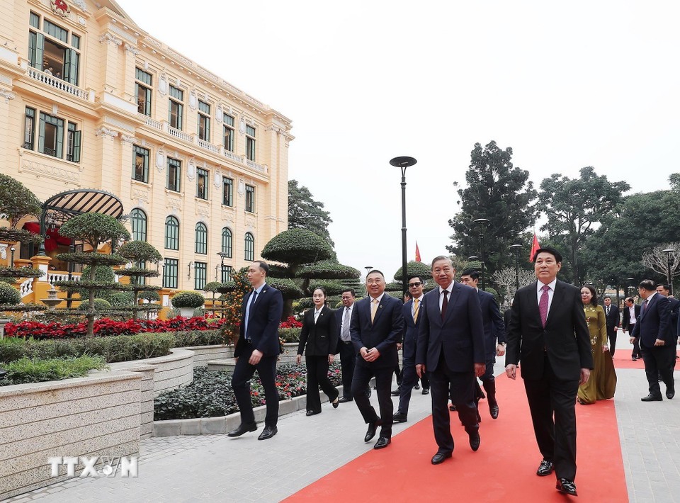 Tổng Bí thư Tô Lâm, Chủ tịch nước Lương Cường, Thường trực Ban Bí thư Trần Cẩm Tú và các đồng chí lãnh đạo, nguyên lãnh đạo Đảng, Nhà nước cắt băng khánh thành dự án cải tạo, sửa chữa, nâng cấp, xây mới trụ sở làm việc Cơ quan Chủ tịch nước tại số 2 Lê Thạch. Ảnh: TTXVN.