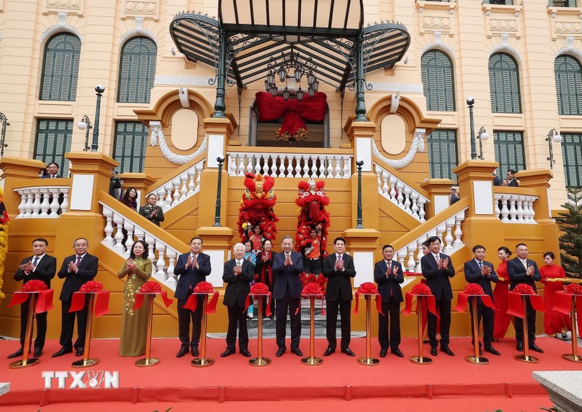 Tổng Bí thư Tô Lâm, Chủ tịch nước Lương Cường, Thường trực Ban Bí thư Trần Cẩm Tú và các đồng chí lãnh đạo, nguyên lãnh đạo Đảng, Nhà nước cắt băng khánh thành dự án cải tạo, sửa chữa, nâng cấp, xây mới trụ sở làm việc Cơ quan Chủ tịch nước tại số 2 Lê Thạch.