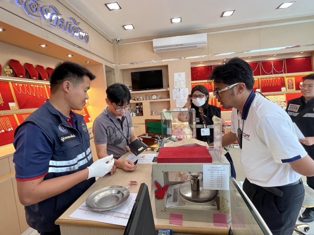 Cơ quan chức năng Thái Lan kiểm tra cân điện tử tại các tiệm vàng toàn quốc. Ảnh: Department of Internal Trade (DIT) Cơ quan chức năng Thái Lan kiểm tra cân điện tử tại các tiệm vàng toàn quốc. Ảnh: Department of Internal Trade (DIT)