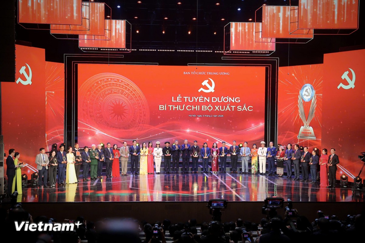 Tuyên dương tập thể các Bí thư chi bộ xuất sắc, làm tốt các nhiệm vụ trong năm 2025. Ảnh: TTXVN.