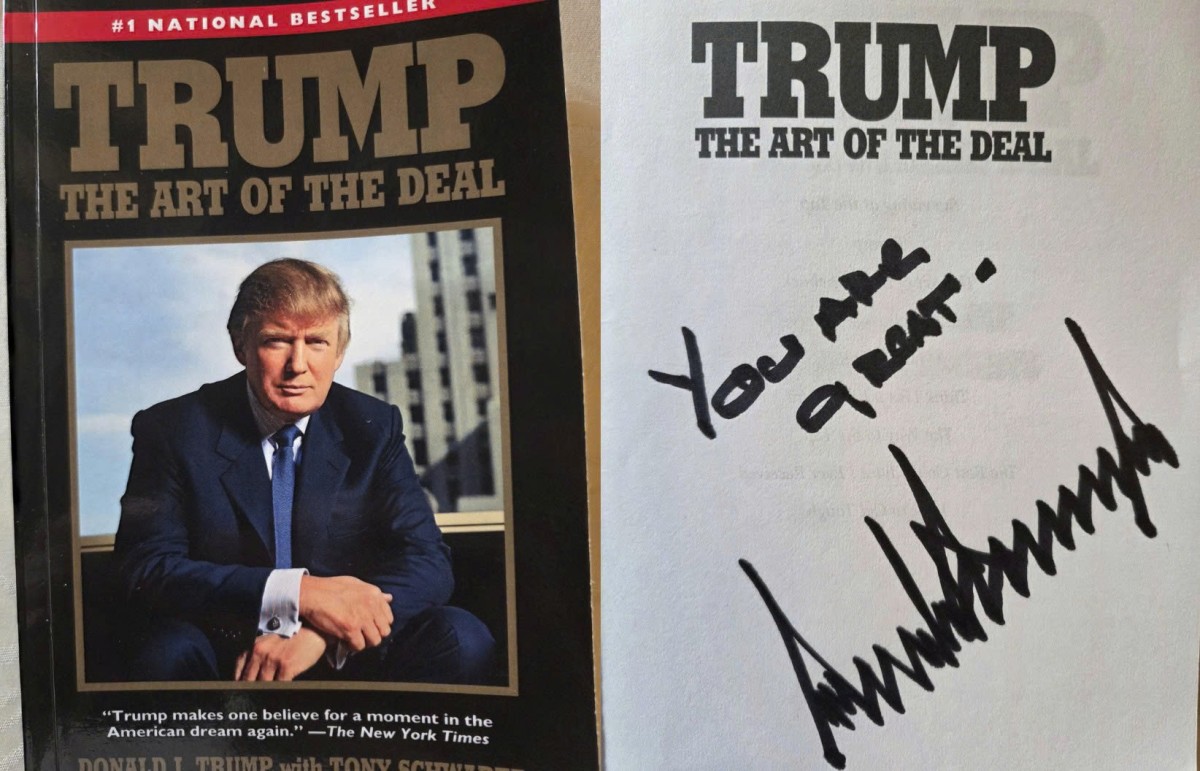 Ông Trump ký tặng sách cho Tổng thống Colombia. Ảnh: X/@petrogustavo