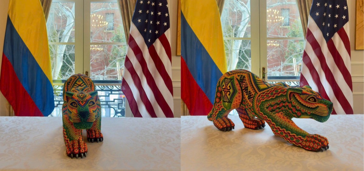 Món quà ông Petro gửi ông Trump. Ảnh: X/@petrogustavo