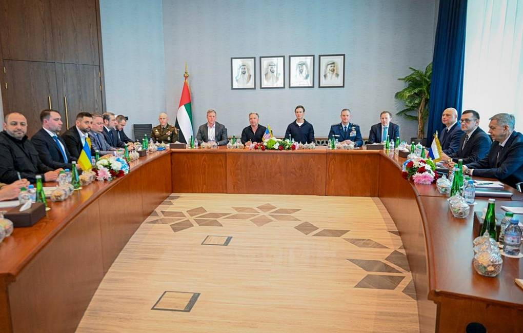 Quang cảnh cuộc đàm phán ba bên hôm 4/2 tại Abu Dhabi (UAE). Ảnh: Bộ Ngoại giao UAE. Quang cảnh cuộc đàm phán ba bên hôm 4/2 tại Abu Dhabi (UAE). Ảnh: Bộ Ngoại giao UAE.