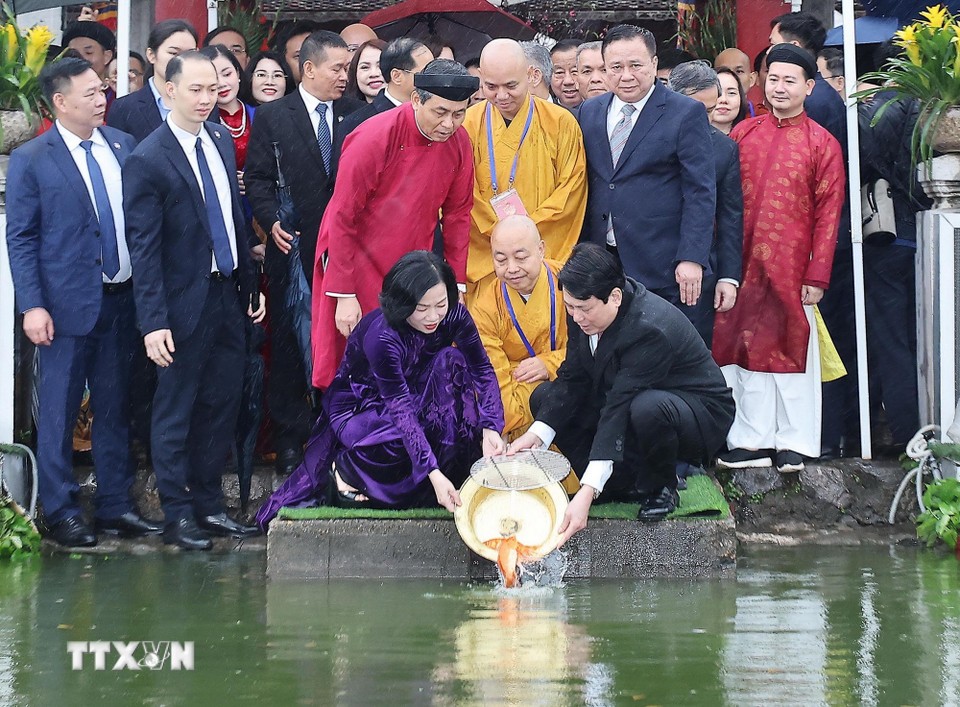 Chủ tịch nước cùng kiều bào thả cá chép tại hồ Hoàn Kiếm