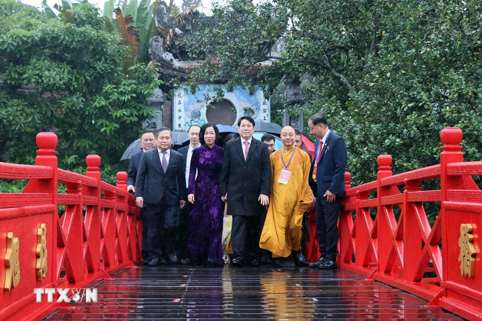 Chủ tịch nước cùng kiều bào thả cá chép tại hồ Hoàn Kiếm