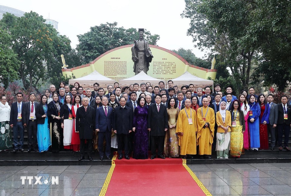 Chủ tịch nước cùng kiều bào thả cá chép tại hồ Hoàn Kiếm