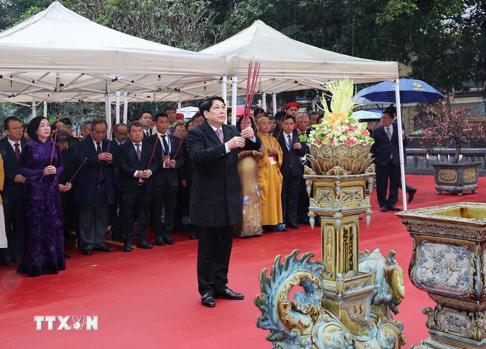 Chủ tịch nước cùng kiều bào thả cá chép tại hồ Hoàn Kiếm