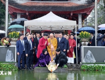 Chủ tịch nước cùng kiều bào thả cá chép tại hồ Hoàn Kiếm