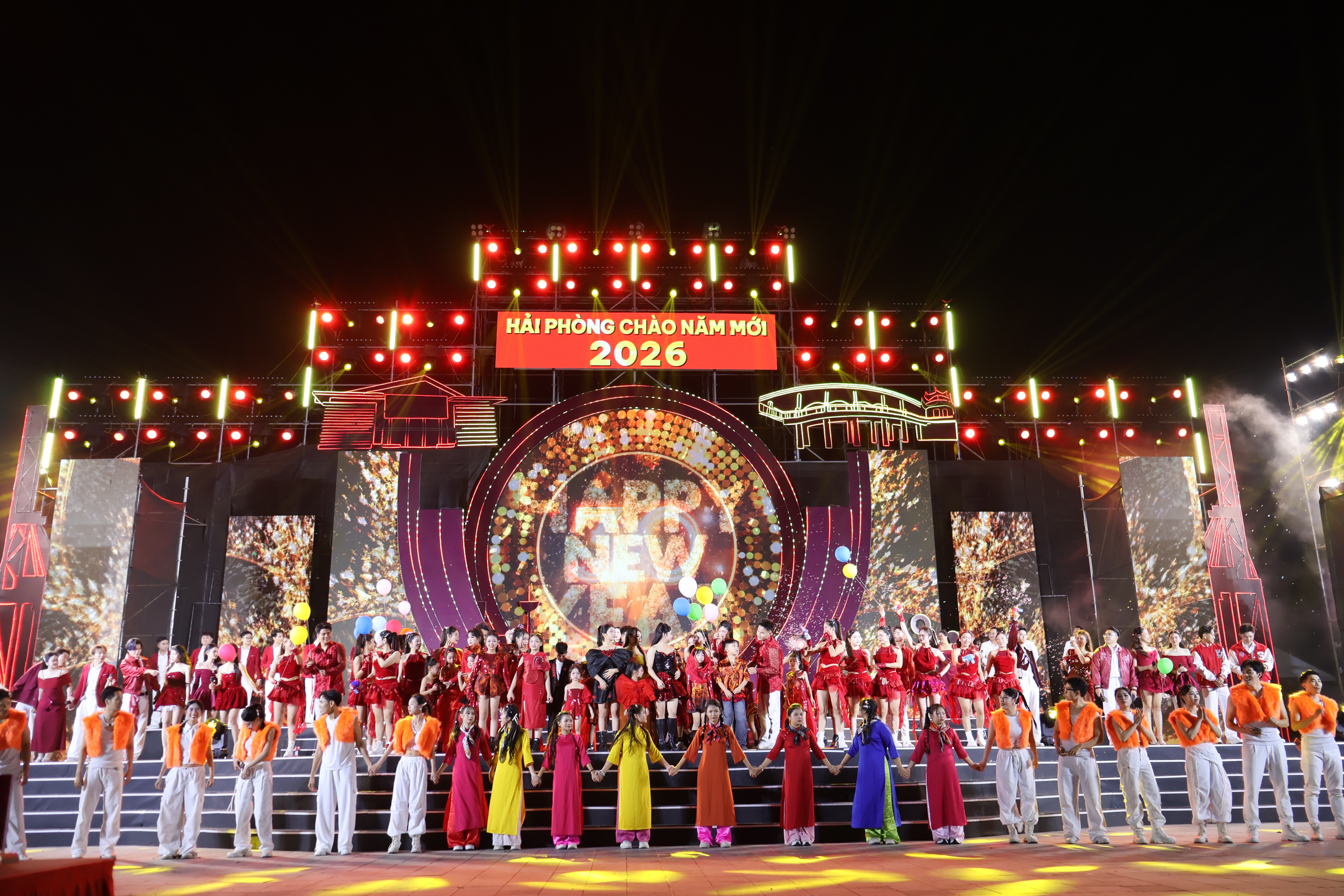 Mở màn chương trình là màn Khai từ nghệ thuật, kết hợp ánh sáng dân gian đương đại, EDM và tiếng trống hội. Chương 1 là “Xuân hội tụ - Vang mãi tự hào”. Chương 2 với “Tết Hải Phòng - Rạng rỡ niềm tin”. Ảnh minh hoạ/Hạnh Thanh.