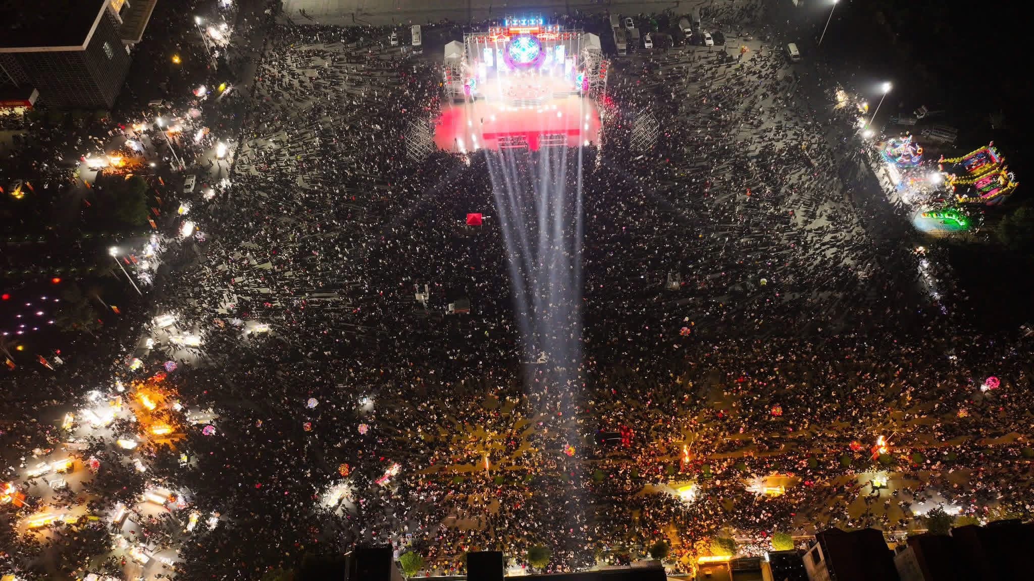 Điểm nhấn đặc biệt của chương trình là hoạt động countdown đón Giao thừa và màn bắn pháo hoa chào năm mới lúc 00h. Ảnh minh hoạ/Hạnh Thanh.