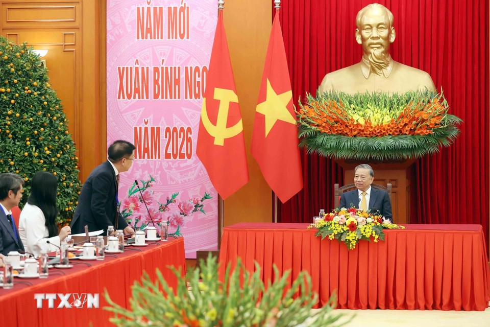 Tổng Bí thư Tô Lâm nghe các ý kiến phát biểu của kiều bào tại buổi gặp mặt. Ảnh: TTXVN.