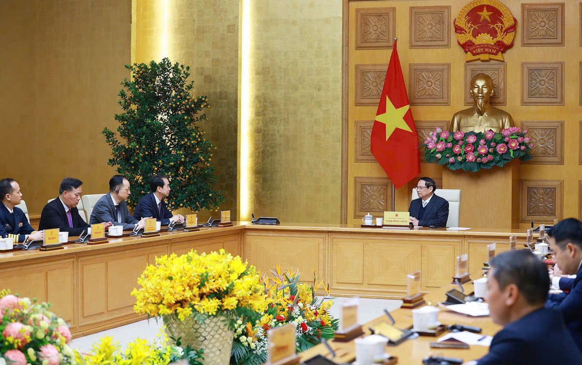 Thủ tướng Chính phủ Phạm Minh Chính và Đại sứ Hà Vĩ đã cùng nhìn lại những tiến triển rất tích cực của quan hệ Việt - Trung trong năm 2025. Ảnh: VGP.