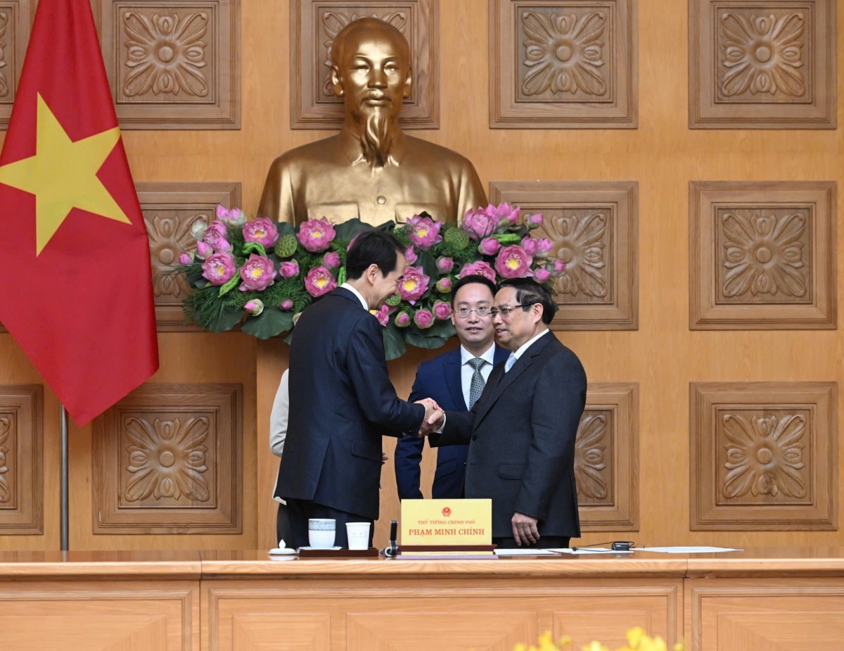 Thủ tướng Chính phủ Phạm Minh Chính tiếp đồng chí Hà Vĩ, Đại sứ đặc mệnh toàn quyền nước Cộng hòa nhân dân Trung Hoa tại Việt Nam. Ảnh: VGP.