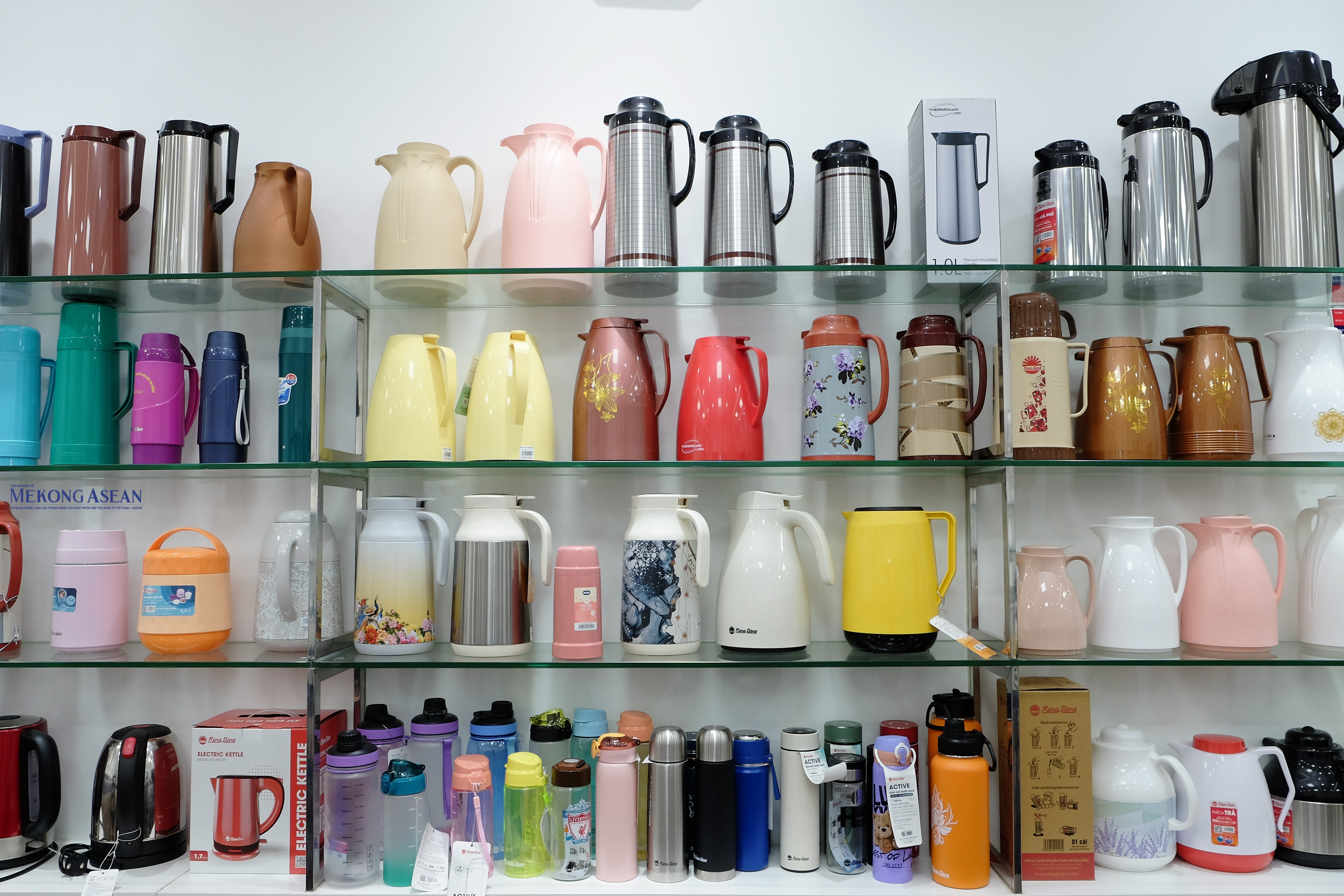 Sản phẩm của Rạng Đông tại phòng trưng bày ở trụ sở phố Hạ Đình, phường Khương Đình, TP Hà Nội. Ảnh: Tùng Dương
