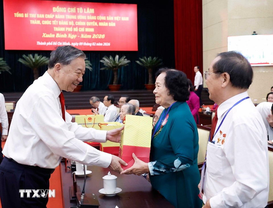 Tổng Bí thư Tô Lâm tặng quà cho gia đình chính sách, người có công. Ảnh: TTXVN.