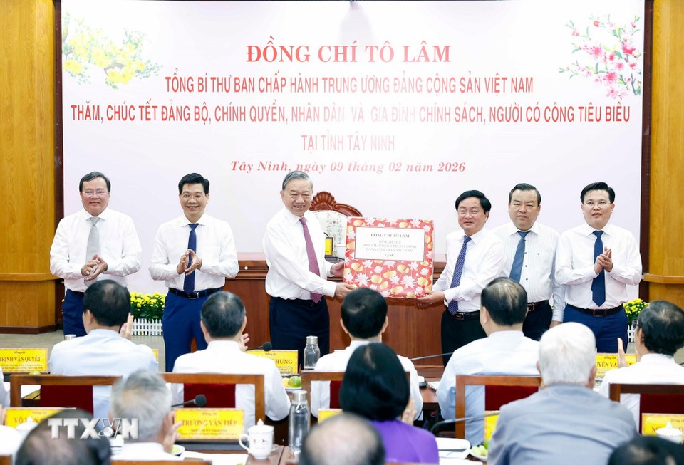Tổng Bí thư Tô Lâm thăm chúc Tết Đảng bộ, chính quyền, nhân dân và tặng quà cho gia đình chính sách, người có công tiêu biểu tỉnh Tây Ninh. Ảnh: TTXVN.