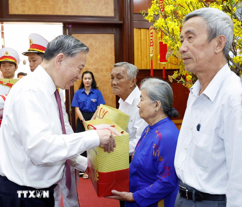 Tổng Bí thư Tô Lâm tặng quà cho gia đình chính sách và người có công tiêu biểu. Ảnh: TTXVN.