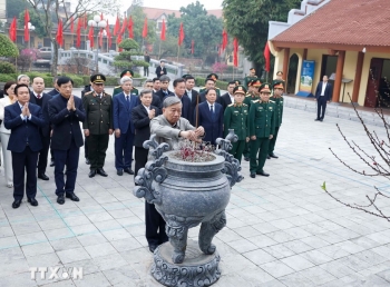 Tổng Bí thư Tô Lâm dâng hương tưởng niệm các nhà lãnh đạo tiền bối