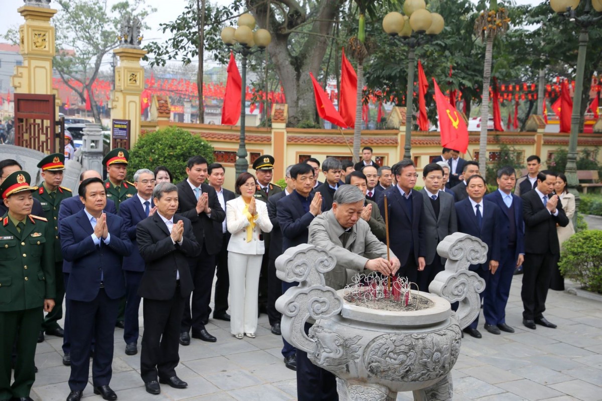 Tổng Bí thư Tô Lâm dâng hương tưởng niệm các nhà lãnh đạo tiền bối