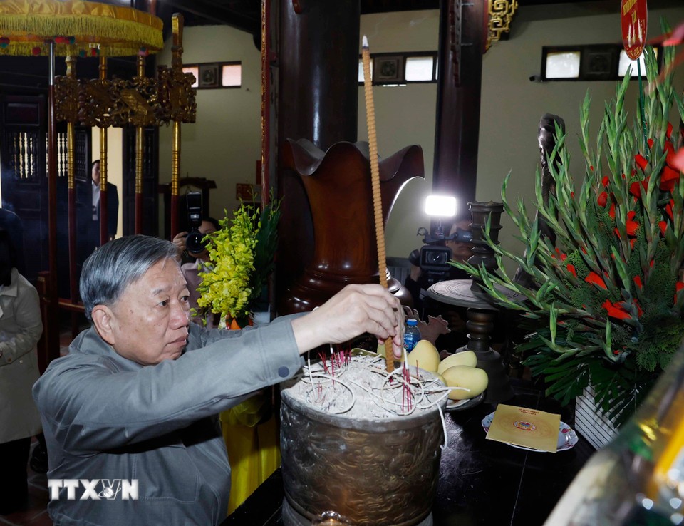 Tổng Bí thư Tô Lâm dâng hương tưởng niệm các nhà lãnh đạo tiền bối