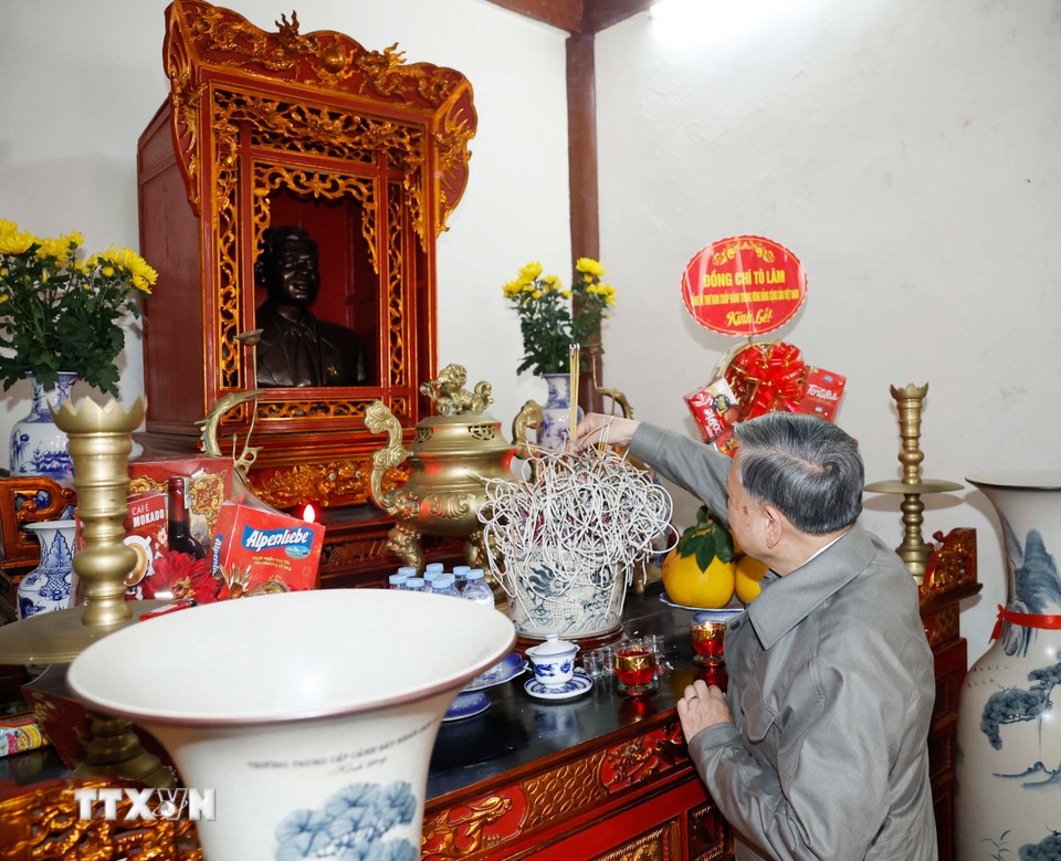 Tổng Bí thư Tô Lâm dâng hương tưởng niệm các nhà lãnh đạo tiền bối