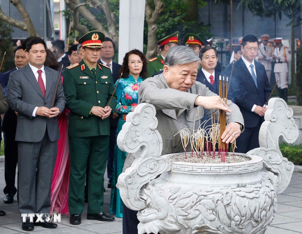 Tổng Bí thư Tô Lâm dâng hương tưởng niệm các nhà lãnh đạo tiền bối