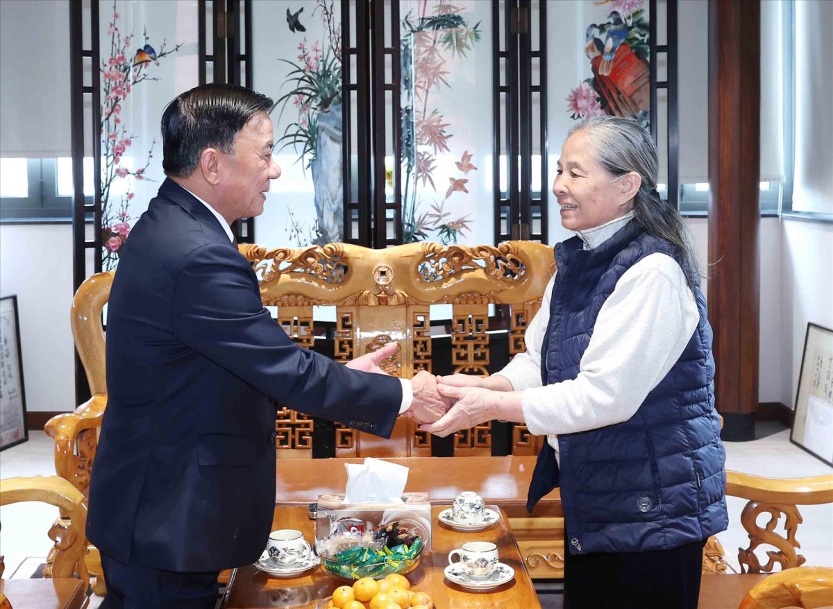 Thường trực Ban Bí thư dâng hương tưởng nhớ Bác Hồ tại Nhà 67