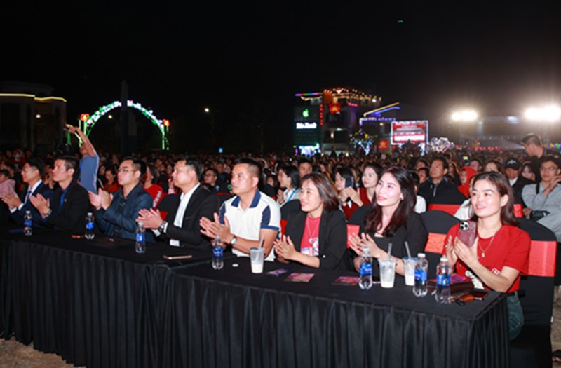 ROX Living Đức Thọ rực rỡ đêm nhạc hội 'Xuân Concert'