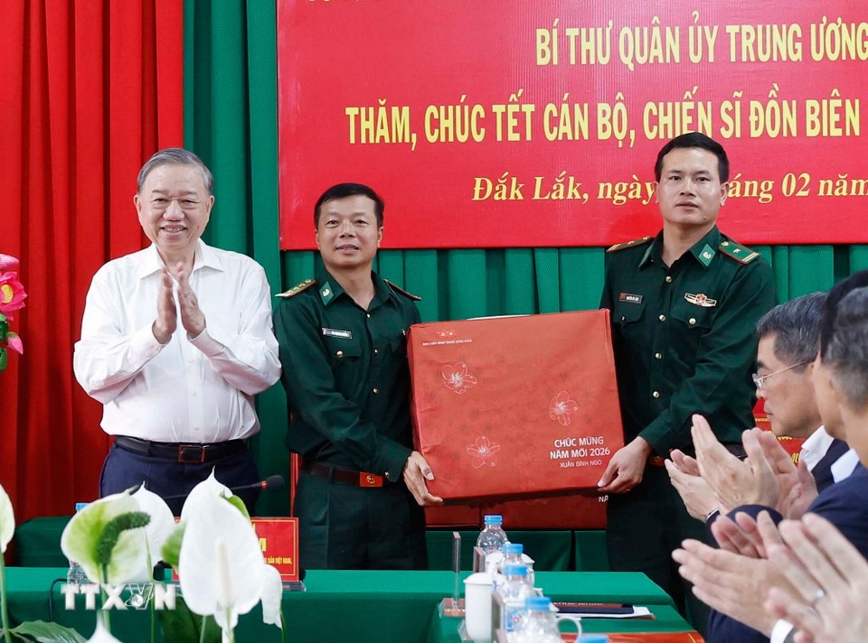 Tổng Bí thư thăm, chúc Tết cán bộ, chiến sĩ Đồn Biên phòng Ea H'Leo