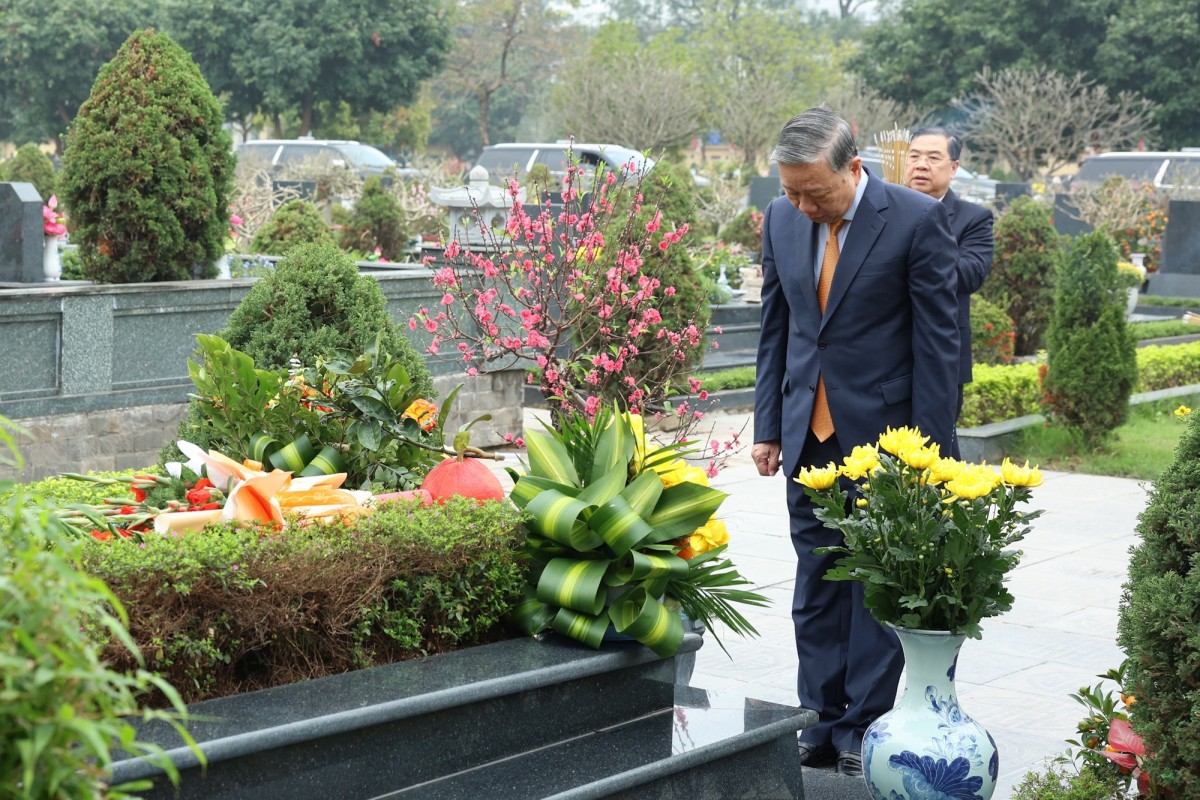 Tổng Bí thư Tô Lâm đặt vòng hoa, dâng hương kính viếng các vị tiền bối cách mạng và các Anh hùng Liệt sĩ tại Nghĩa trang Mai Dịch - Hà Nội. Ảnh: VGP.