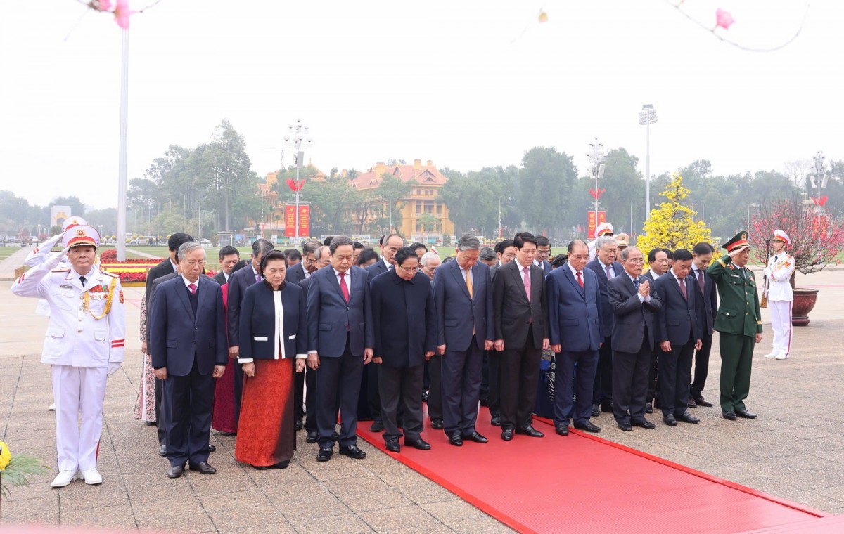 Đoàn đại biểu thành kính tưởng nhớ công lao to lớn của Chủ tịch Hồ Chí Minh, Lãnh tụ vĩ đại, người thầy kính yêu của Đảng và dân tộc ta. Ảnh: VGP.