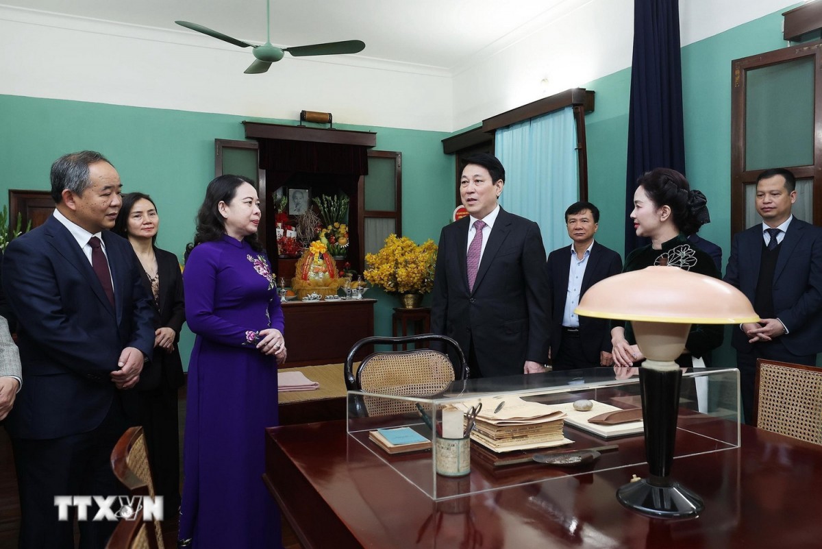 Chủ tịch nước Lương Cường, Phó Chủ tịch nước Võ Thị Ánh Xuân và các đại biểu tại Nhà 67, Khu Di tích Chủ tịch Hồ Chí Minh trong Phủ Chủ tịch.