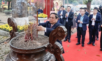 Thủ tướng Phạm Minh Chính dâng hương tại Hoàng thành Thăng Long