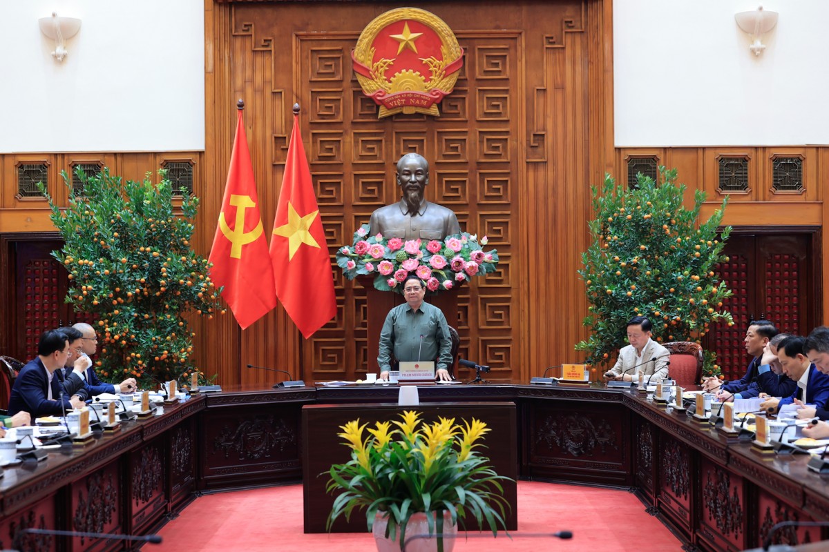 Thủ tướng Chính phủ Phạm Minh Chính chủ trì cuộc họp với các bộ, ngành Trung ương và tỉnh Phú Thọ về tình hình khắc phục hư hỏng công trình cầu sông Lô. Ảnh: VGP.