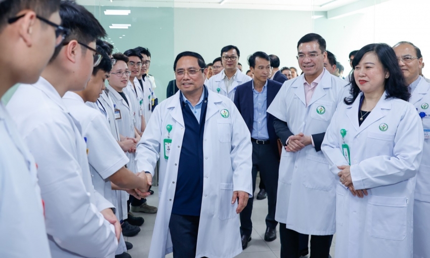 Thủ tướng thăm Bệnh viện Bạch Mai và Bệnh viện Việt Đức