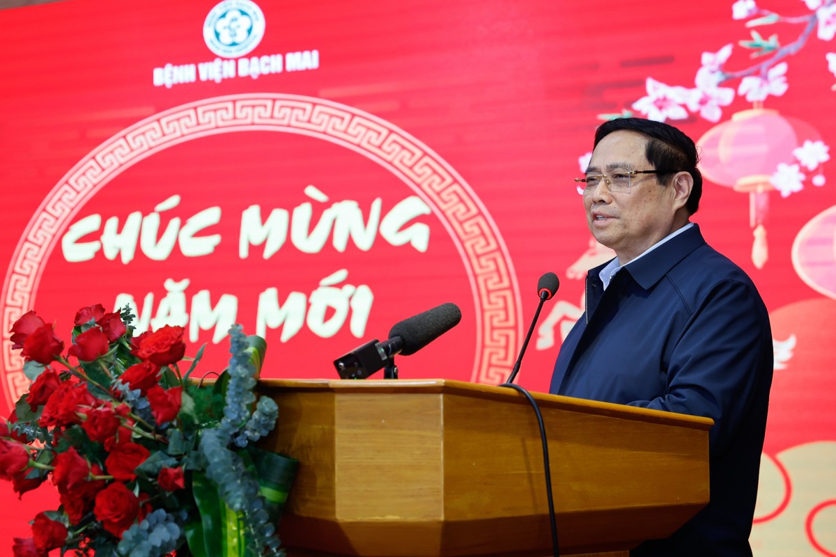 Thủ tướng Phạm Minh Chính kiểm tra công tác ứng trực Tết và thăm, động viên cán bộ, nhân viên y tế, người lao động tại Bệnh viện Bạch Mai. Ảnh: VGP.