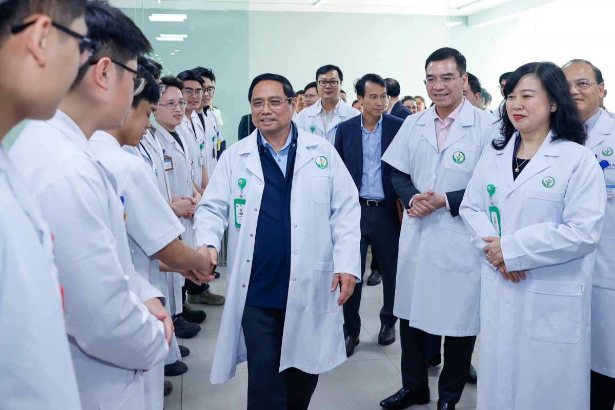 Thủ tướng Phạm Minh Chính kiểm tra công tác ứng trực Tết và thăm, động viên cán bộ, nhân viên y tế, người lao động tại Bệnh viện Bạch Mai - Ảnh: VGP