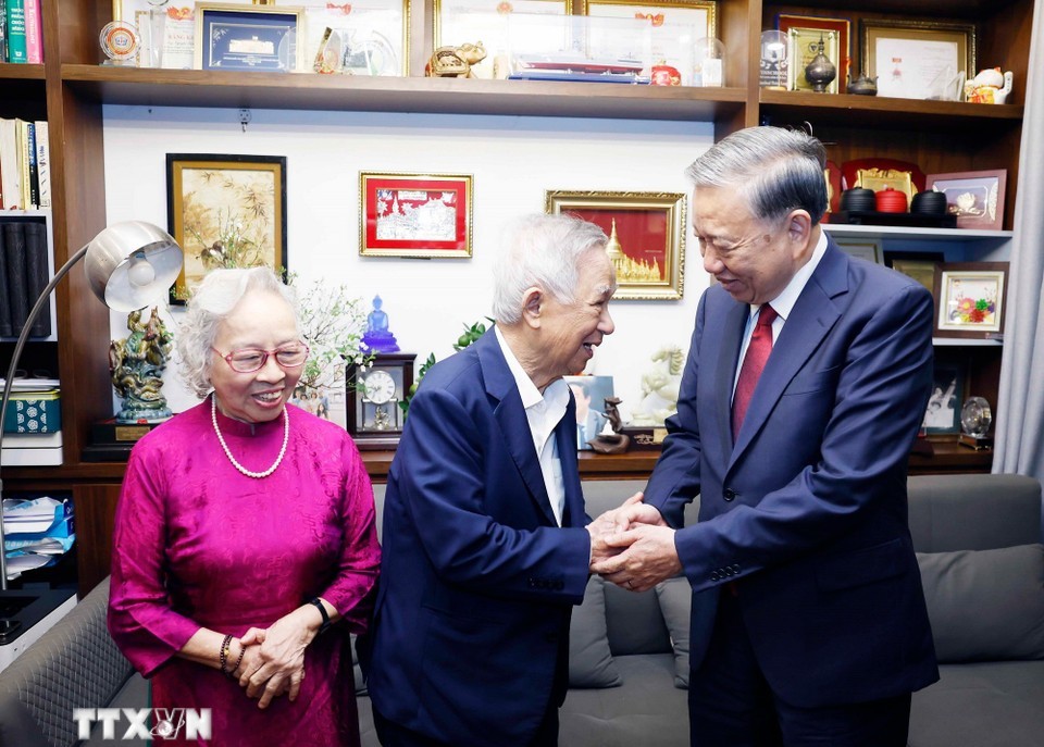 Tổng Bí thư Tô Lâm thăm, chúc Tết gia đình Giáo sư, Tiến sĩ, Nhà giáo Nhân dân Nguyễn Lân Dũng và Phó Giáo sư, Tiến sĩ, Thầy thuốc Nhân dân Nguyễn Kim Nữ Hiếu. Nguồn: TTXVN.