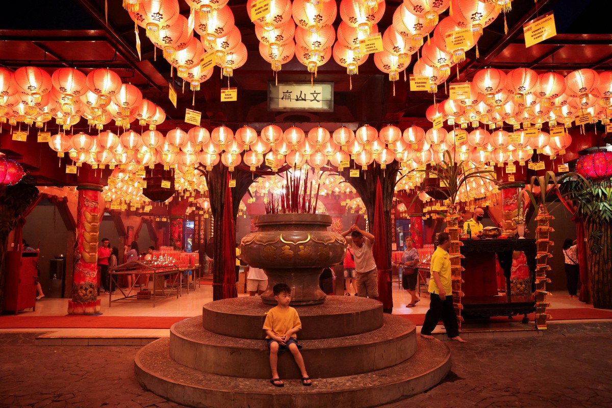 Người dân đi lễ tại đền Boen San Bio ở ngoại ô Jakarta (Indonesia) trước đêm giao thừa. Ảnh: Reuters