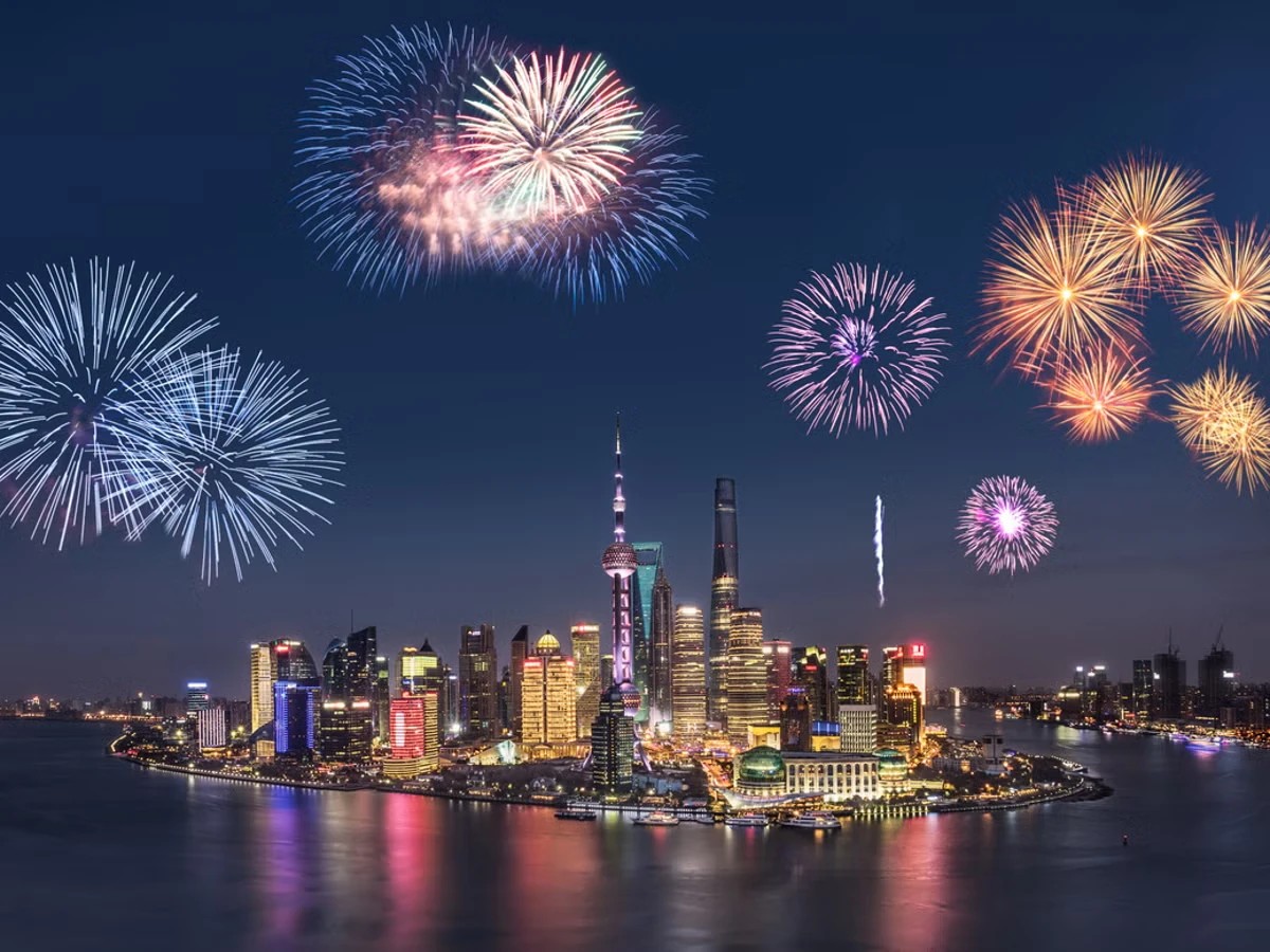 Bầu trời thành phố Thượng Hải trong thời khắc chuyển sang năm Bính Ngọ. Ảnh: The Independent